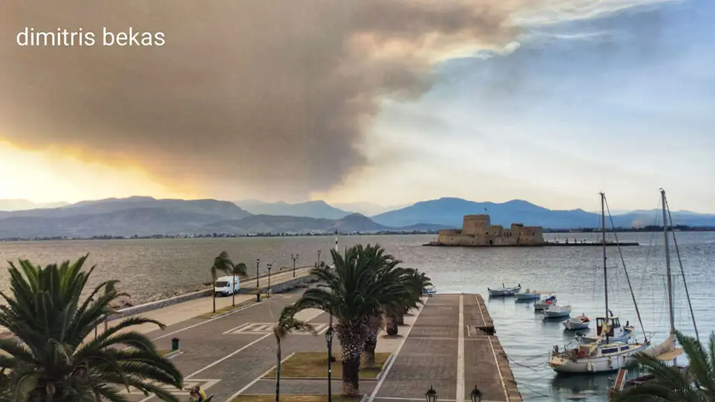 Εικόνα στο Ναύπλιο από τη φωτιά στον Φενεό