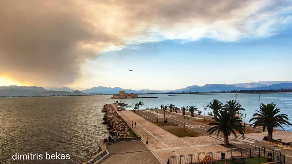 Εικόνα στο Ναύπλιο από τη φωτιά στον Φενεό