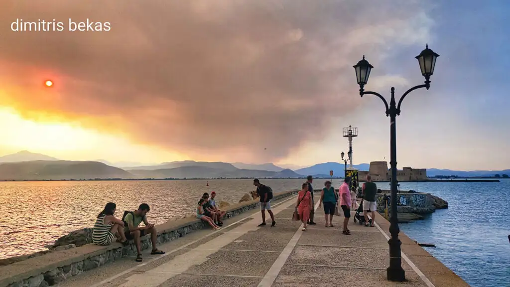 Εικόνα στο Ναύπλιο από τη φωτιά στον Φενεό
