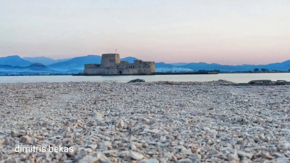 Μπούρτζι on foot; Η φωτογραφία που κάνει το Ναύπλιο να φαίνεται σαν να «ενώνει» τη θάλασσα με τη στεριά