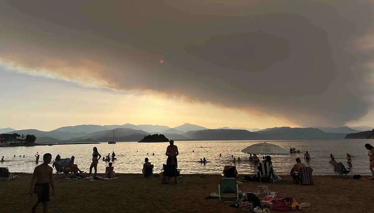 Ρέιβ πάρτι πίσω από τη φωτιά στην ορεινή Κορινθία; – Κάηκαν σπίτια στις Καστανιές