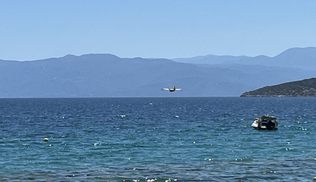 Κανανταίρ παίρνουν νερό από την παραλία Πλάκα Δρεπάνου