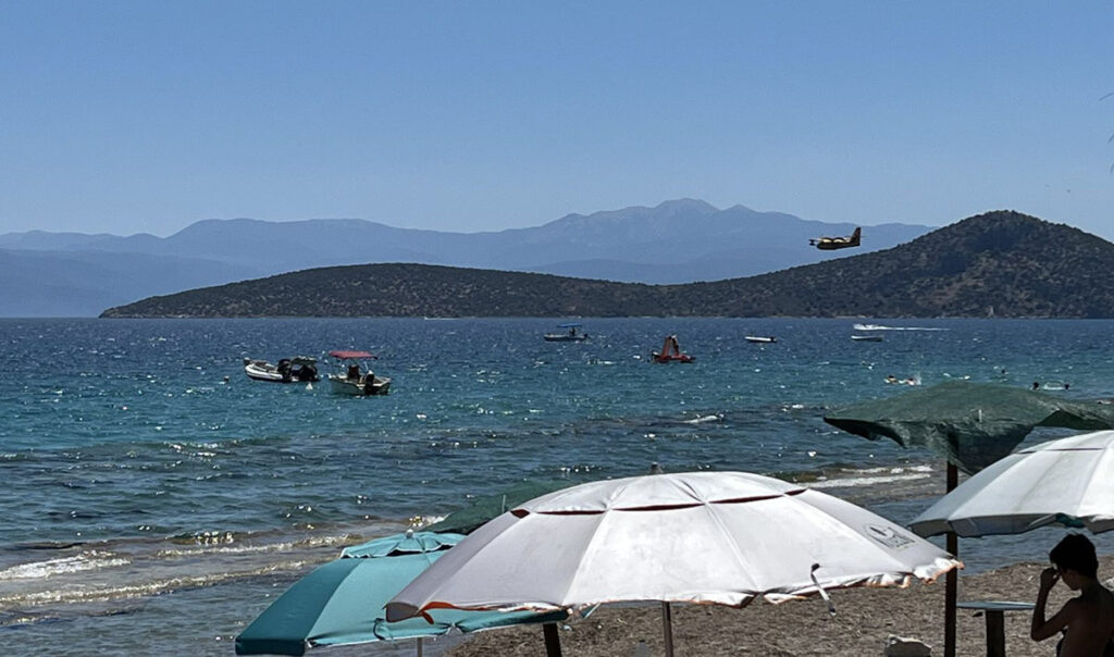 Κανανταίρ παίρνουν νερό από την παραλία Πλάκα Δρεπάνου