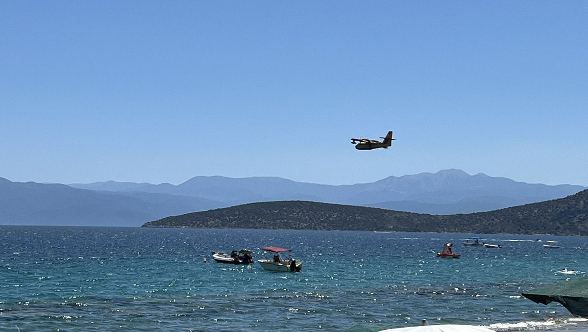 Μεγάλη πυρκαγιά στις Κοκκινάδες Επιδαύρου – Στη μάχη και εναέρια