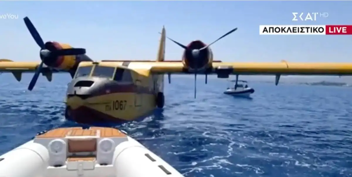 Δείτε την αναγκαστική προσθαλάσσωση πυροσβεστικού αεροσκάφους στον Κορινθιακό
