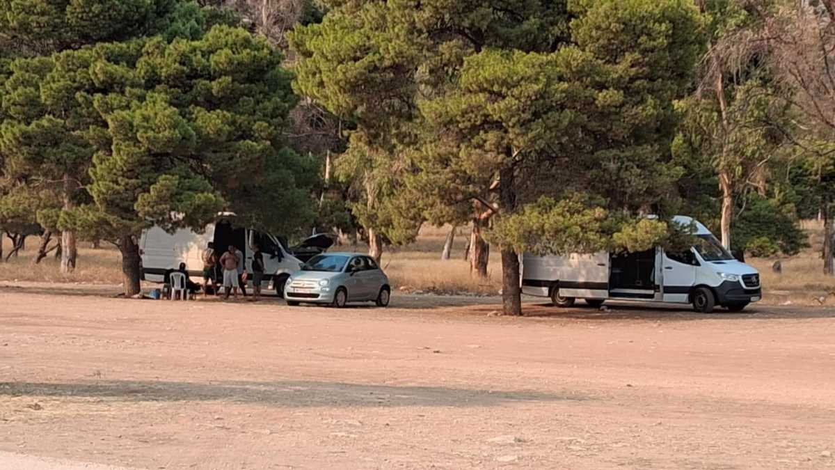 Από τα τροχόσπιτα στους Ρομά: Νέα «κατασκήνωση» στην Καραθώνα