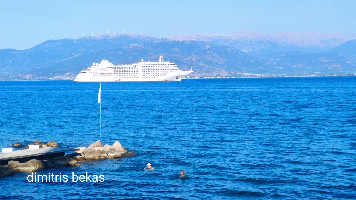 Ναύπλιο: Το Silver Muse κόβει την ανάσα με την επιβλητική του παρουσία