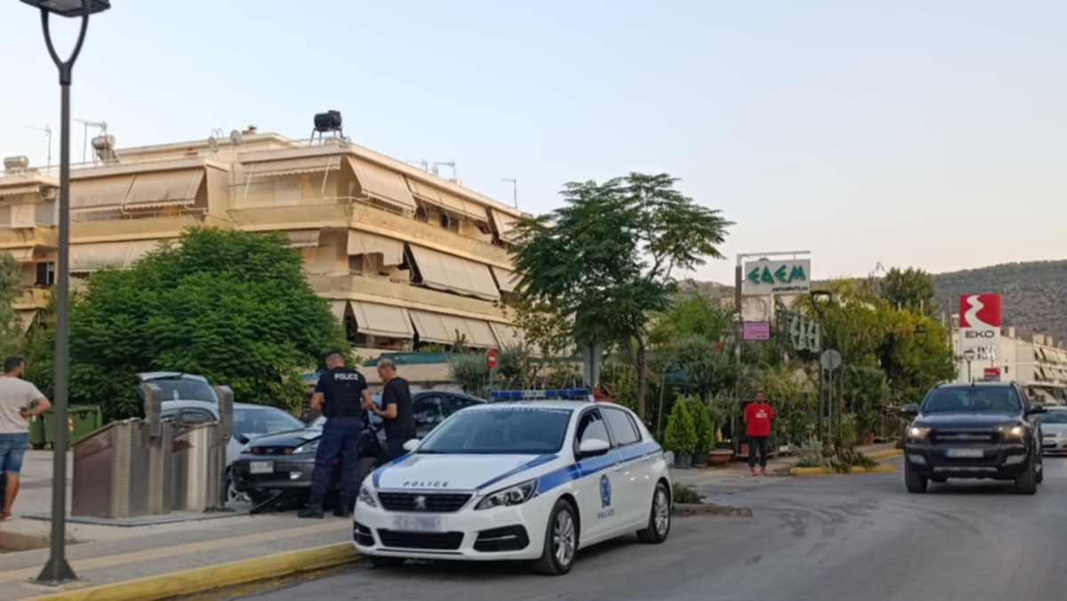 Τροχαίο στο Ναύπλιο: Αυτοκίνητο «καβάλησε» κράσπεδο και έπεσε σε άλλο ΙΧ