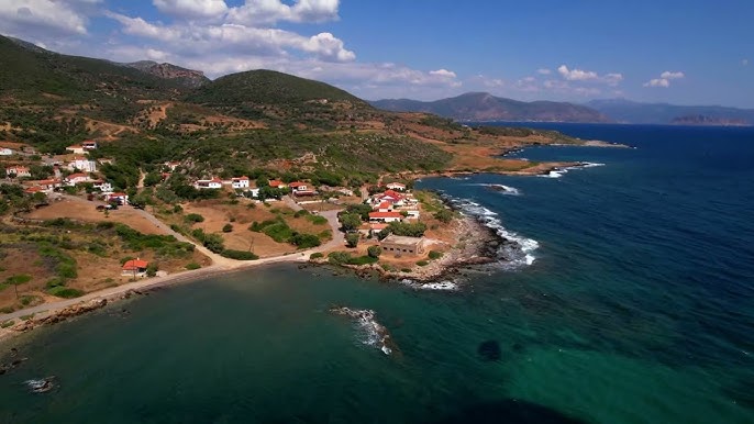 Άγιος Φωκάς Μονεμβασιάς: Η ελκυστική αμμουδιά με το μυστηριακό ξωκλήσι