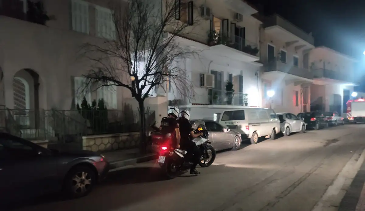 Νύχτα αγωνίας στο Άργος: Επιχείρηση απεγκλωβισμού παιδιού από διαμέρισμα