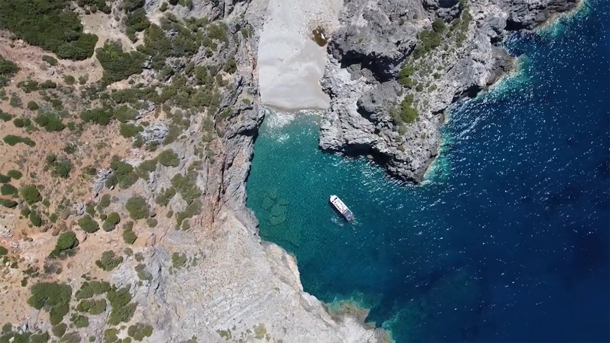 Η άγρια μαγεία των Κυθήρων αναδύεται σε μια απομονωμένη σκηνή παραδεισίου