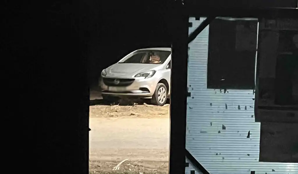 Καραθώνα Ναυπλίου αυτοκίνητο κόλλησε επάνω σε κομμένο κορμό δέντρου