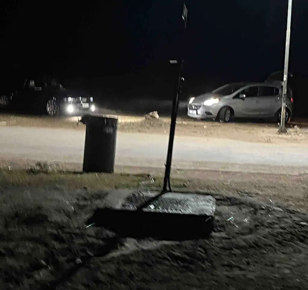 Καραθώνα Ναυπλίου αυτοκίνητο κόλλησε επάνω σε κομμένο κορμό δέντρου