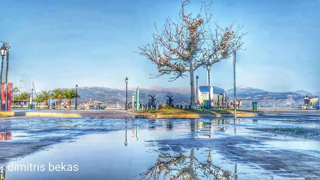 Πλατεία Φιλελλήνων Ναύπλιο βροχή αντανάκλαση