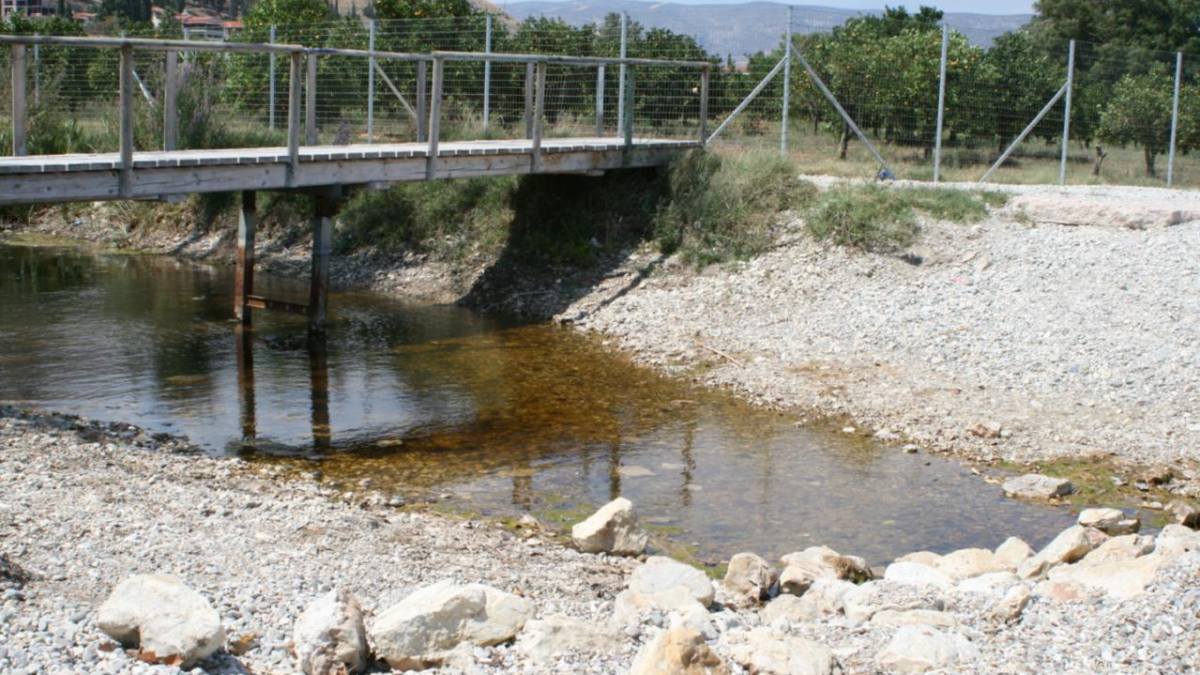 Ή είναι ανίκανοι ή μας δουλεύουν