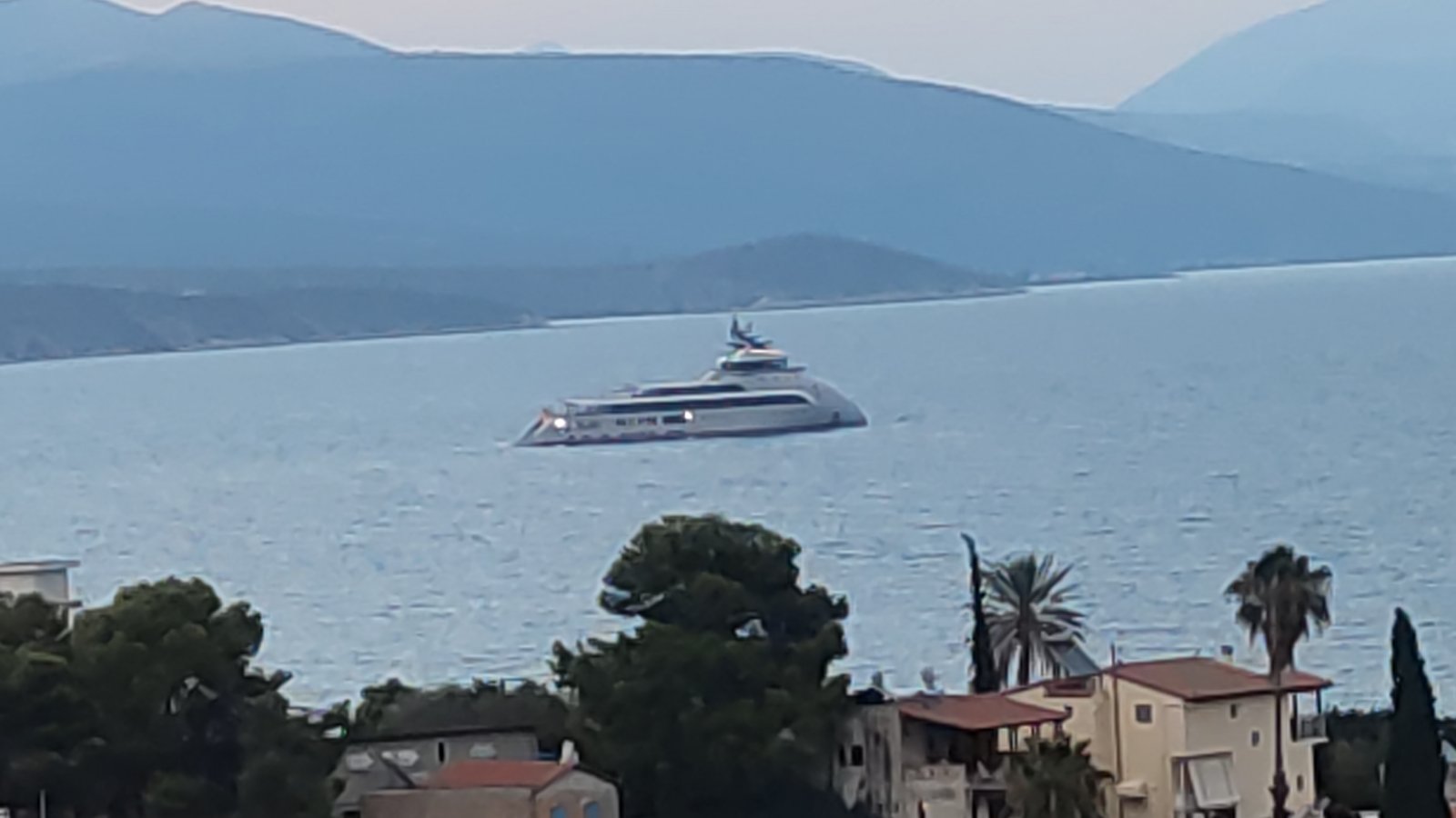 Το φουτουριστικό σούπερ γιοτ «Olivia O» μαγνητίζει τα βλέμματα στο Τολό