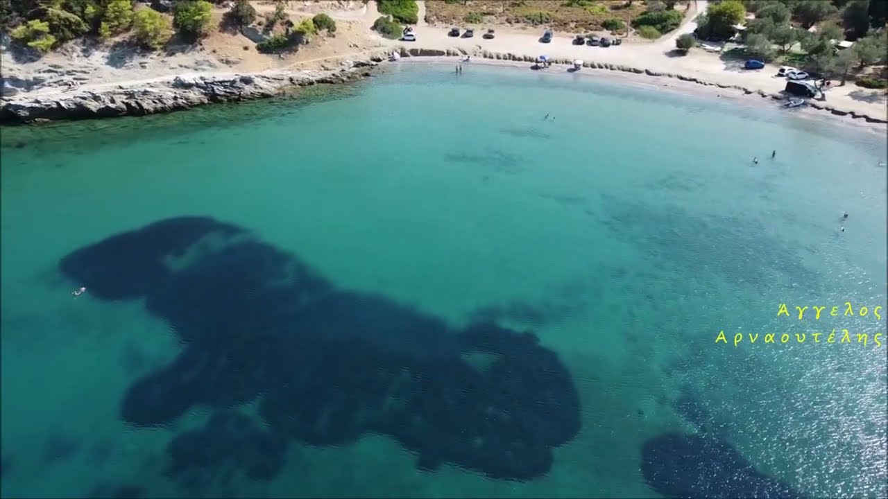 Το μυστικό καταφύγιο του Πόρου που ψιθυρίζει ιστορίες μέσα στο κύμα