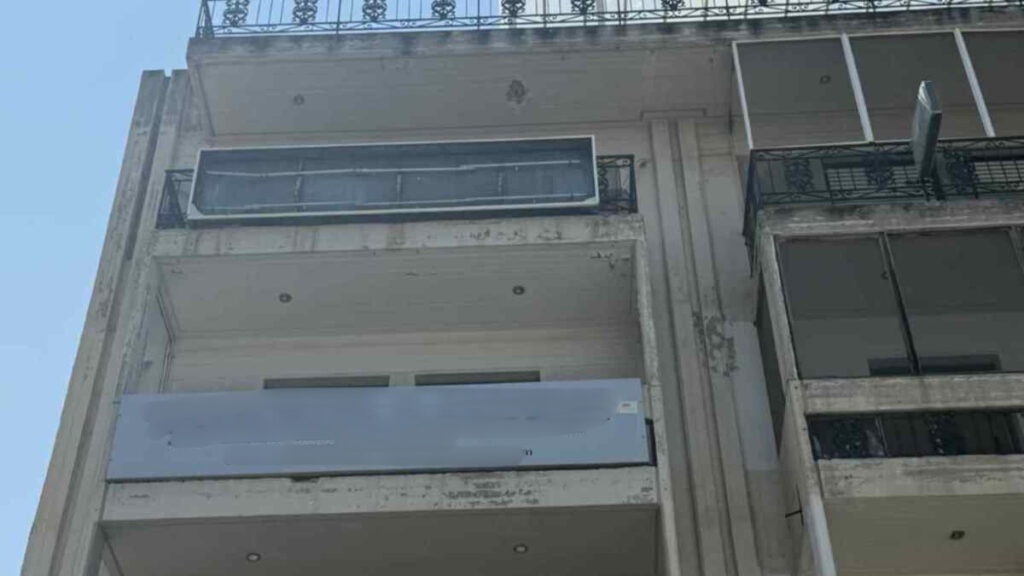Πινακίδα κατέστρεψε αυτοκίνητο στο Άργος