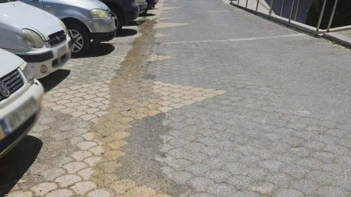 Σπασμένος σωλήνας στο Τολό – Νερά τρέχουν ανάμεσα σε ξενοδοχεία και τουρίστες