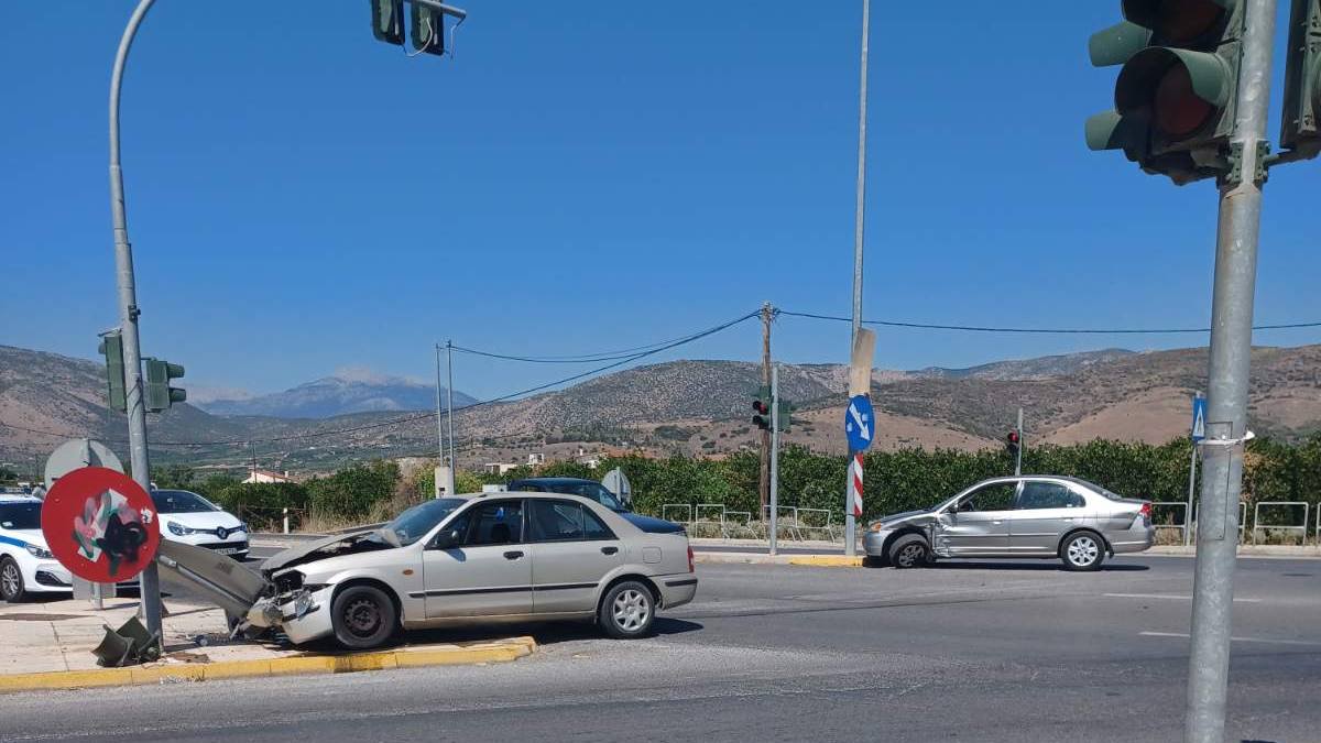 Νέα Κίος: Σφοδρό τροχαίο στα φάναρια του Νότιου Περιφερειακού – Το ένα καρφώθηκε σε κολόνα