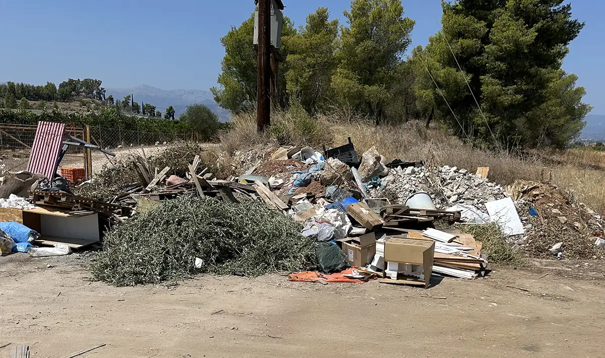 Σκουπίδια, κλαδιά και μπάζα: Η αθέατη εικόνα σε Νέα Τίρυνθα και Ναύπλιο