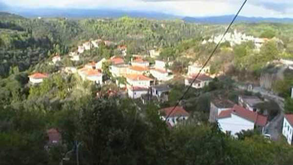 Αυτό είναι το αμαρτωλό χωριό της Αρκαδίας όπου οι άντρες συζούσαν με σύζυγο και ερωμένη