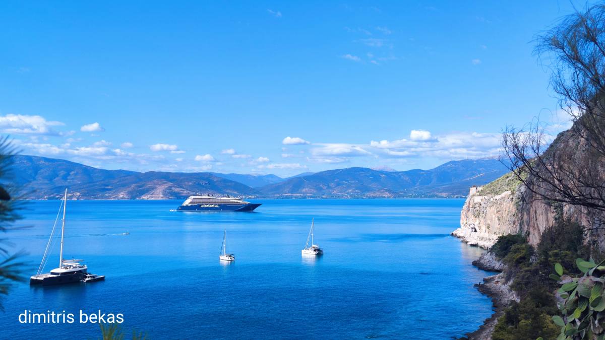 Luminara: Το Ritz-Carlton superyacht φέρνει αέρα πολυτέλειας στο Ναύπλιο