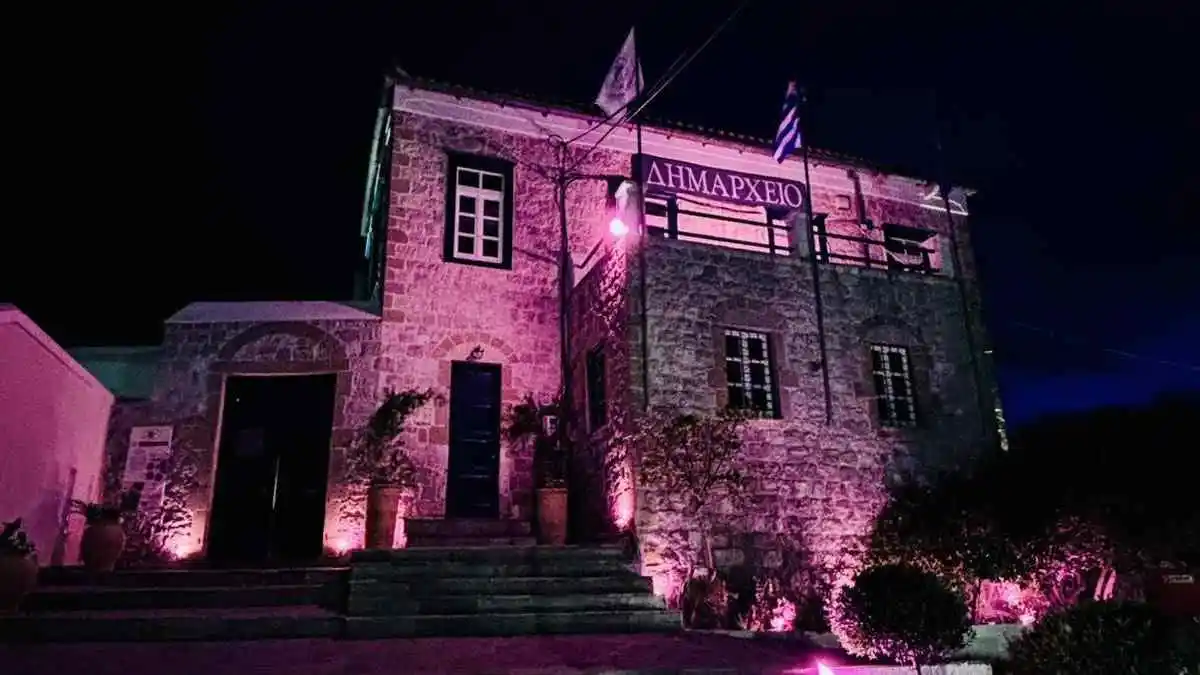 Το Δημαρχείο Ερμιονίδας «ντύθηκε» στα ροζ για την Παγκόσμια Ημέρα κατά του Καρκίνου του Μαστού