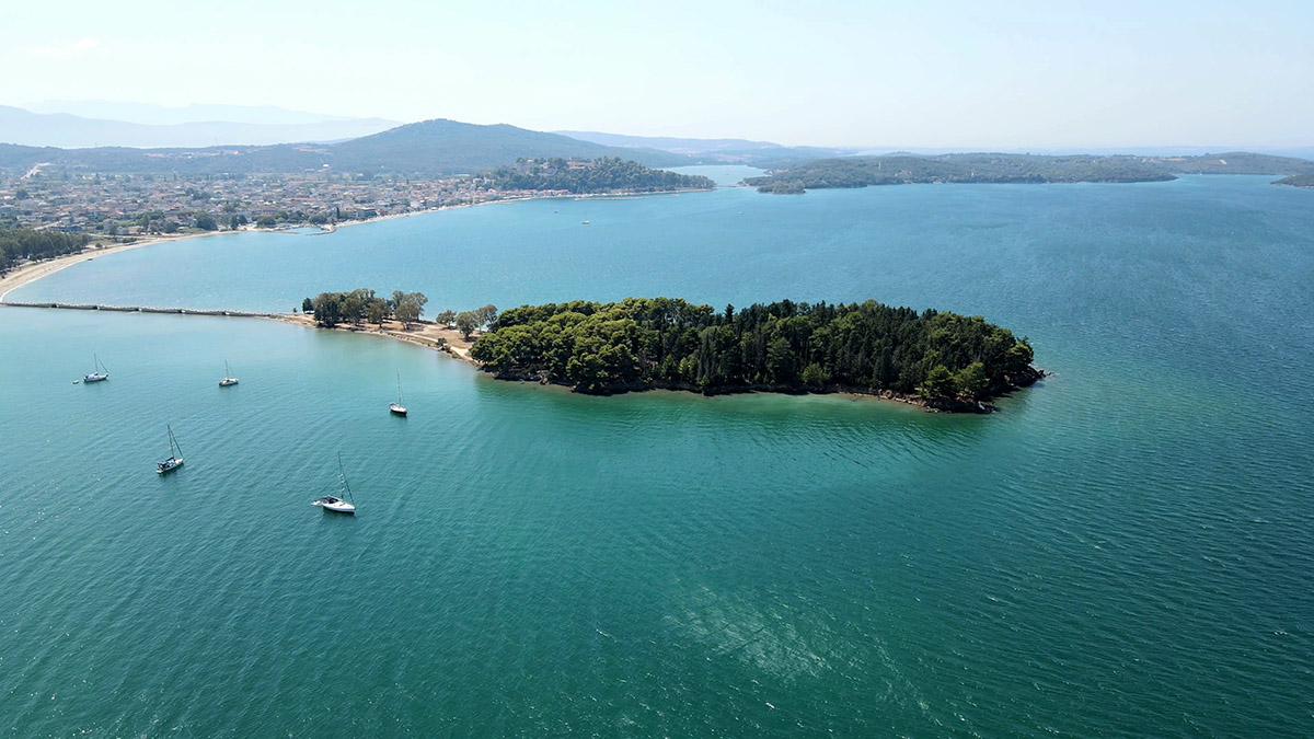 Γιατί αυτό το καταπράσινο νησάκι κλέβει καρδιές κατοίκων και επισκεπτών