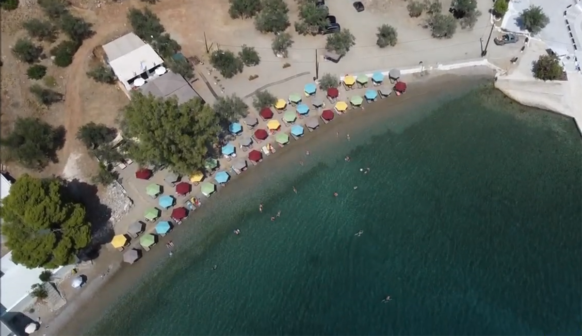 Μοναστήρι Πόρου: Η παραλία με πεύκα και κρυστάλλινα νερά που μαγεύει