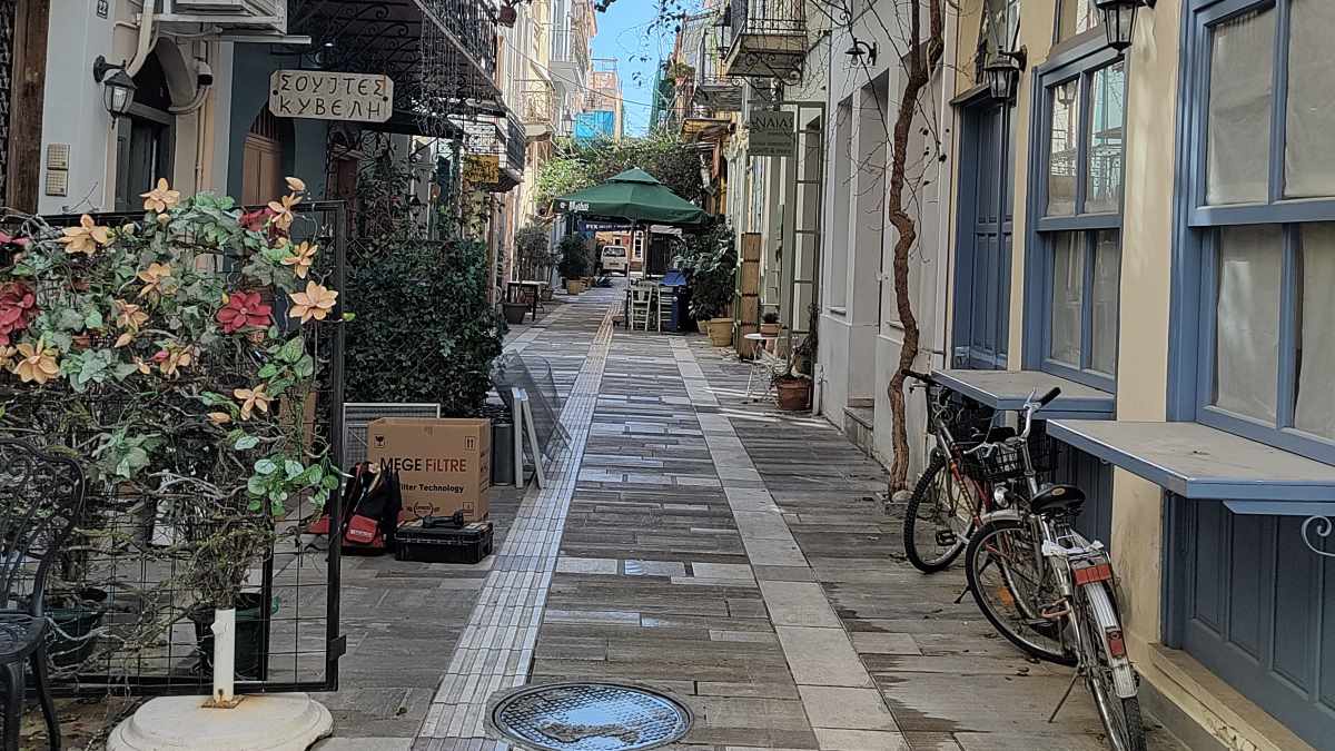 Ναύπλιο: Πρόστιμα για «κατειλημμένες» οδεύσεις τυφλών – Παρέμβαση μετά από μήνες αδράνειας