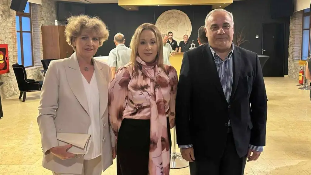 «Αυτοσχεδιασμοί επί χάρτου»: Η πρώτη ποιητική συλλογή της Κατερίνας Παναγιώτου