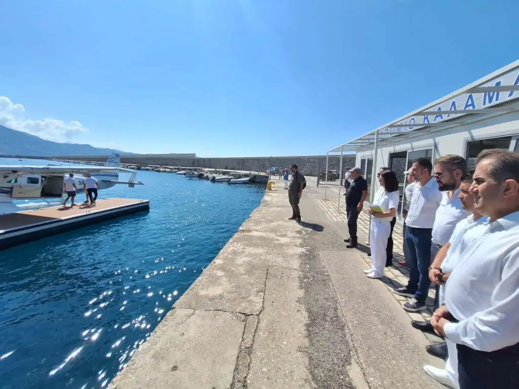 Προσθαλασσώθηκε το πρώτο υδροπλάνο στο λιμάνι της Καλαμάτας