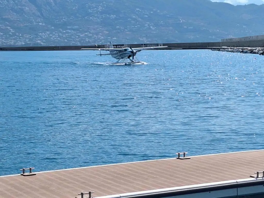 Προσθαλασσώθηκε το πρώτο υδροπλάνο στο λιμάνι της Καλαμάτας