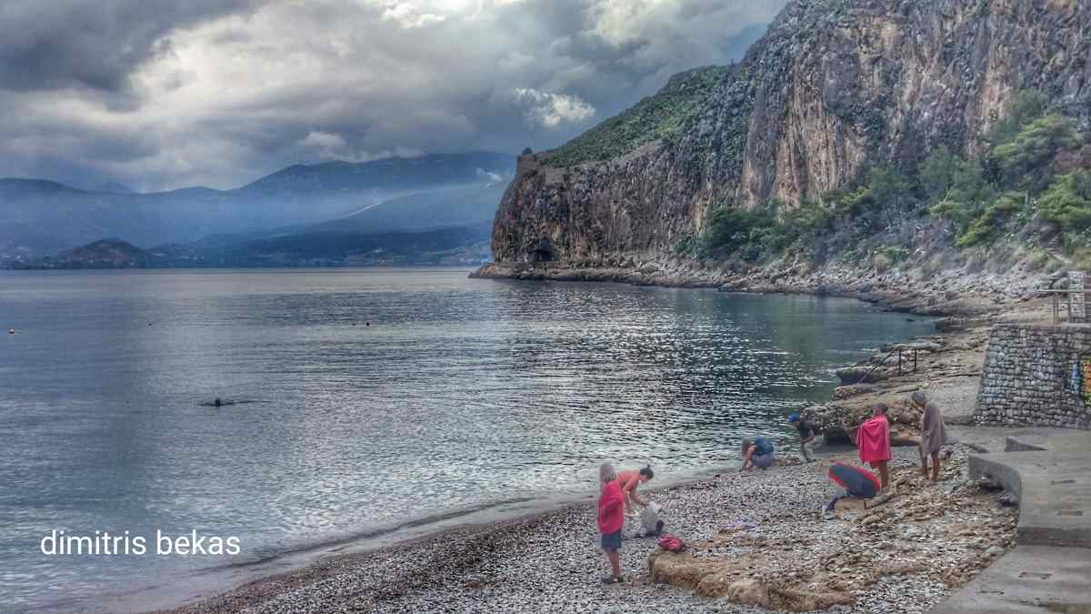 Η παραλία της Αρβανιτιάς στο Ναύπλιο μαγεύει ακόμα και με συννεφιά