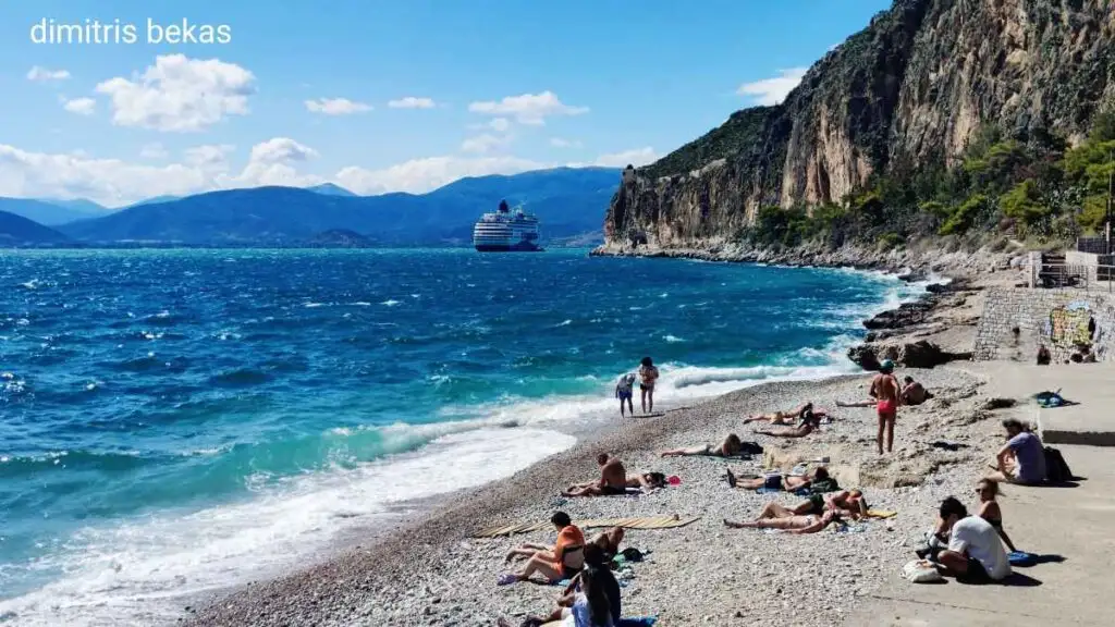 Μπανιο στην Αρβανητιά Οκτλωβρη με ανέμους