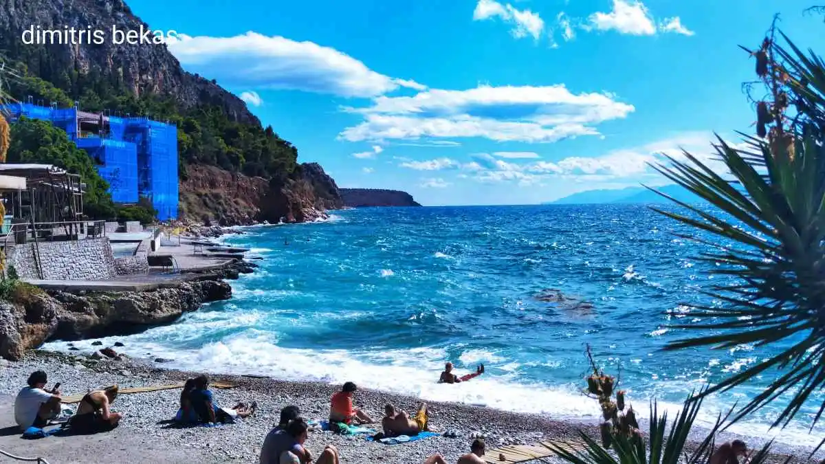 Μπάνιο στην Αρβανιτιά με φθινοπωρινούς ανέμους