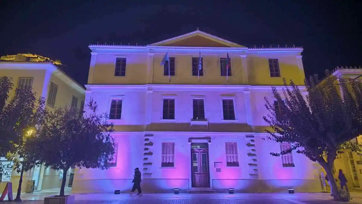 Το Δημαρχείο Ναυπλίου φωταγωγήθηκε ροζ