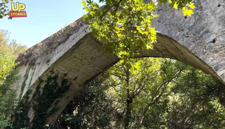 Ένα πέτρινο στολίδι χτισμένο πάνω από τα κρυστάλλινα νερά του Λούσιου ποταμού