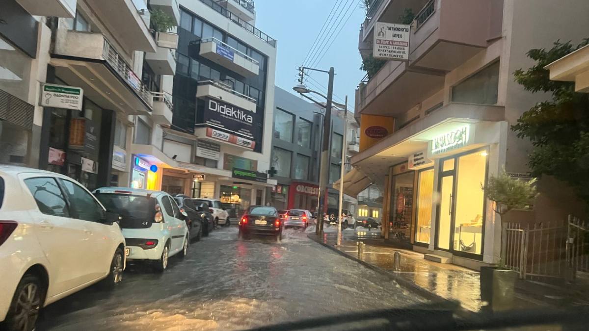 Καλαμάτα: Σφοδρή καταιγίδα μετέτρεψε τους δρόμους σε ποτάμια