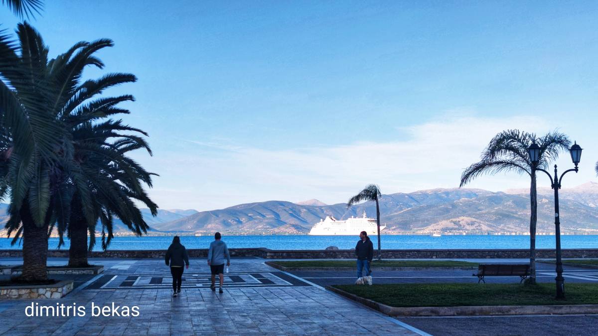 Πρωινή βόλτα με φόντο το Silver Muse