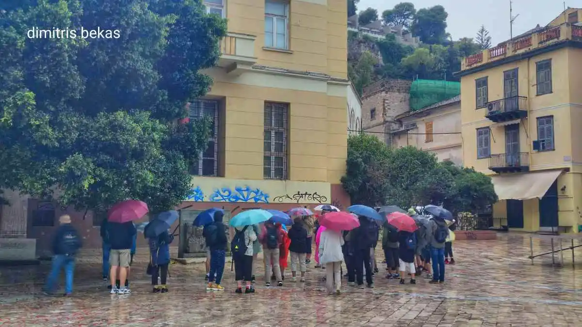 Βροχερό Ναύπλιο: Οι επισκέπτες με ομπρέλες «ζωγράφισαν» πολύχρωμες εικόνες στην πόλη