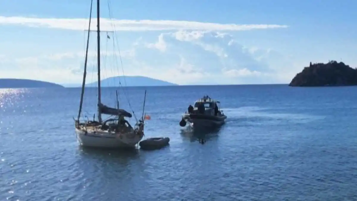 Συναγερμός στο Τολό: Ιστιοφόρο προσάραξε δίπλα στους λουόμενους