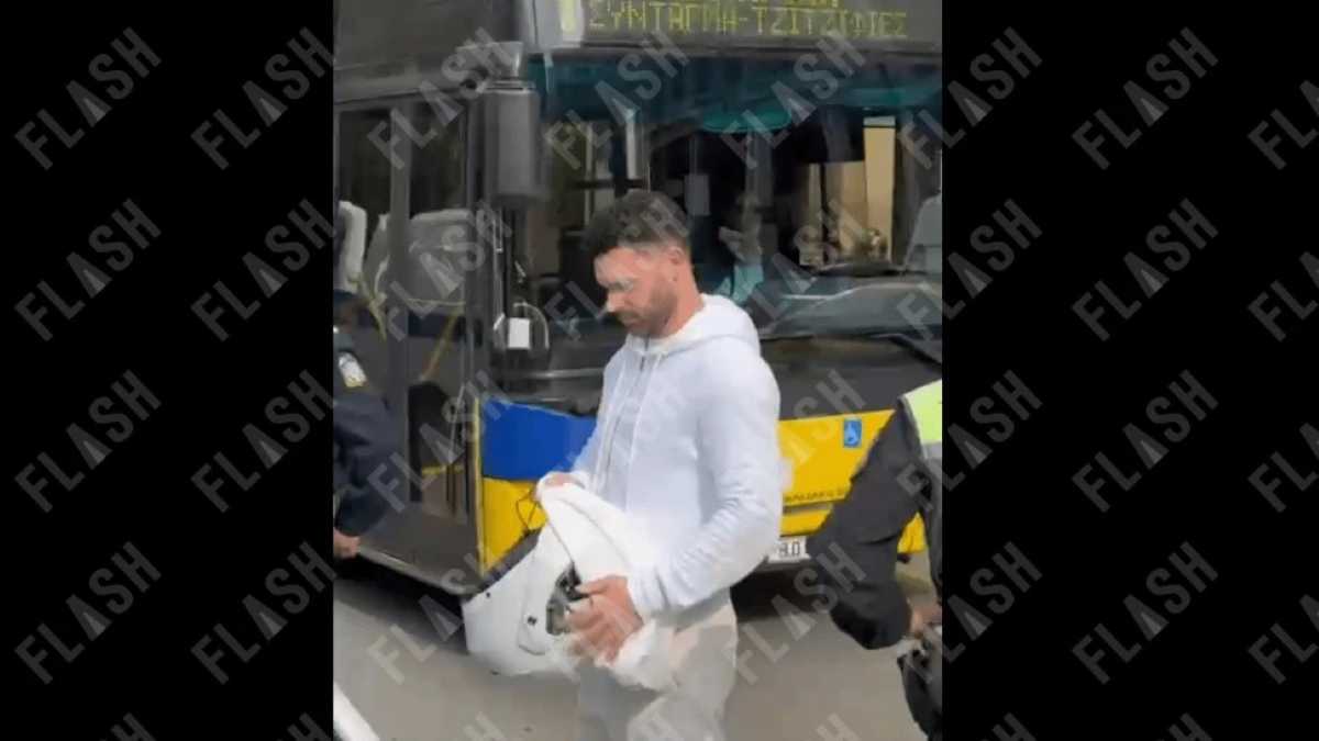 Η Τροχαία κόβει πρόστιμα και χαρίζει κράνη έξω από την Παλιά Βουλή – «Θύμα» και ο Στάθης Σχίζας