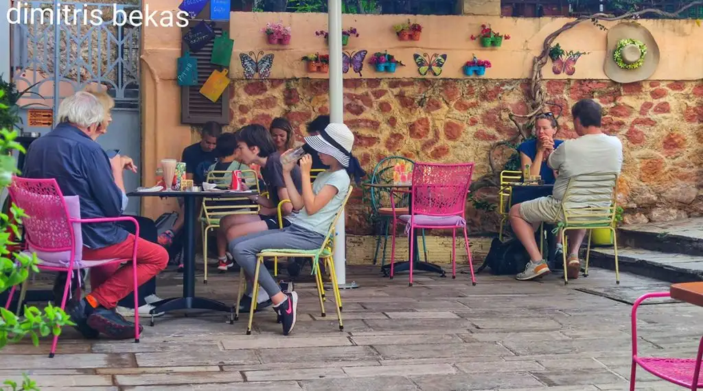 touristes nafplio krouaziera kosmas palia poli (1)
