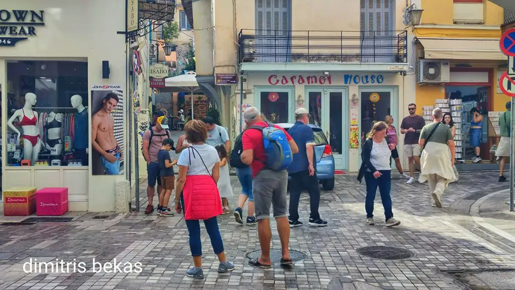 touristes nafplio krouaziera kosmas palia poli (2)