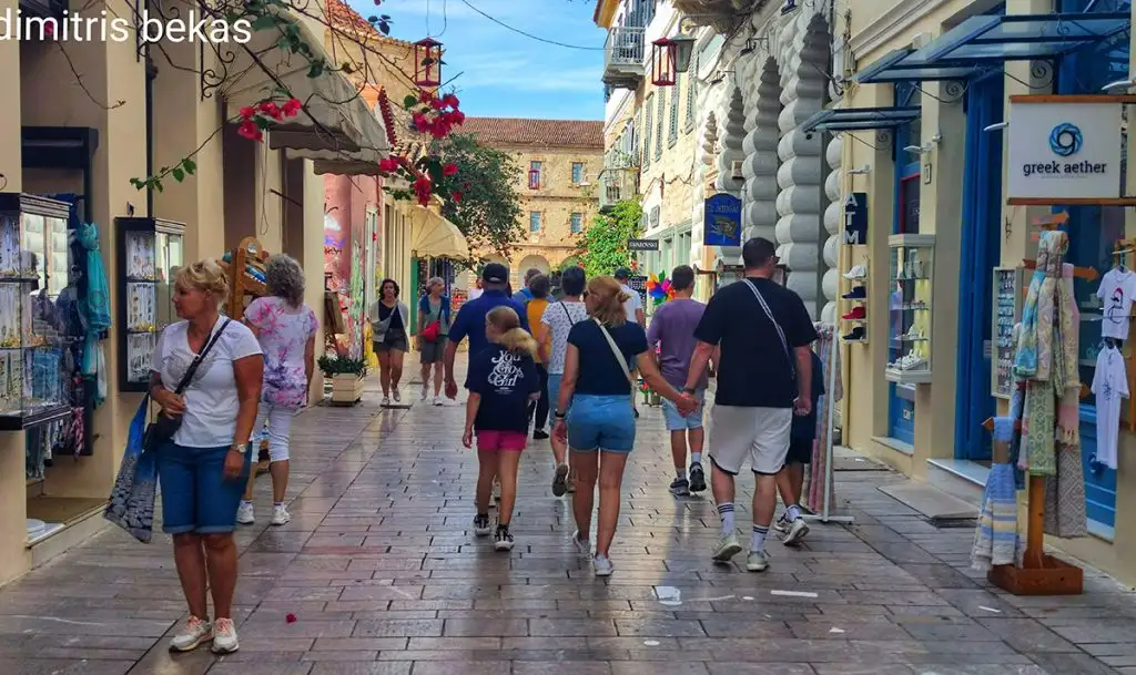 touristes nafplio krouaziera kosmas palia poli (7)
