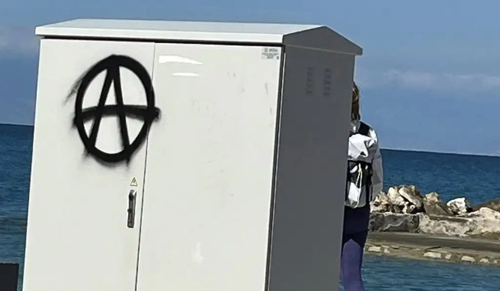 περιστατικά ρύπανσης και βανδαλισμών στην πόλη του Ξυλοκάστρου