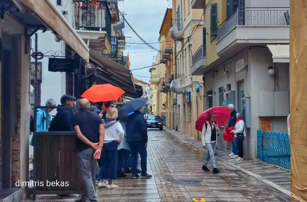 Τουρίστες με ψιλόβροχο στο Ναύπλιο