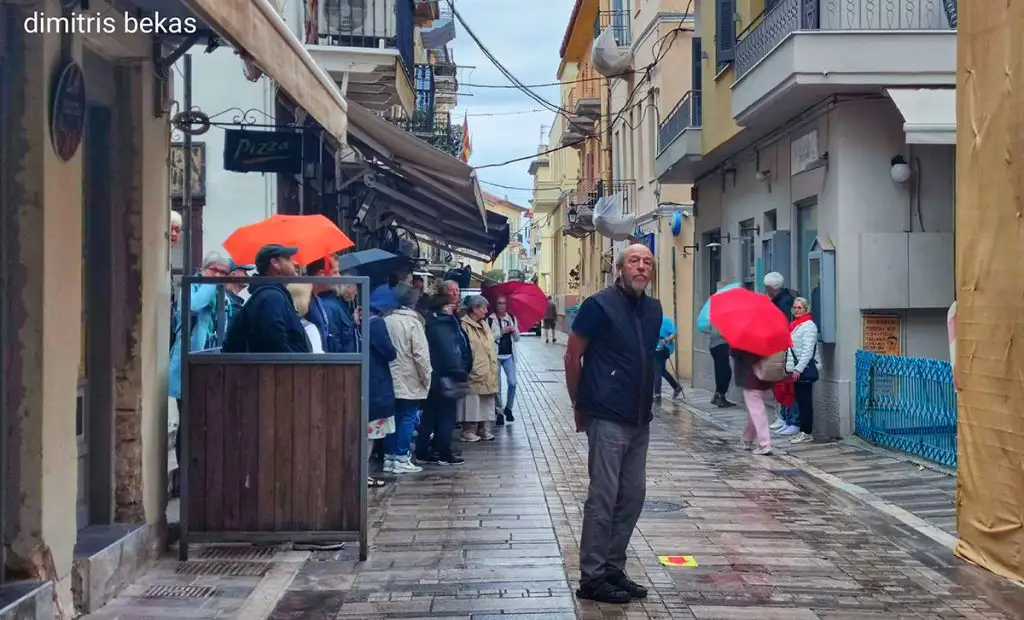 Τουρίστες με ψιλόβροχο στο Ναύπλιο